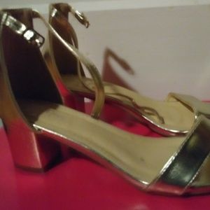 Gold metallic shoe low heel